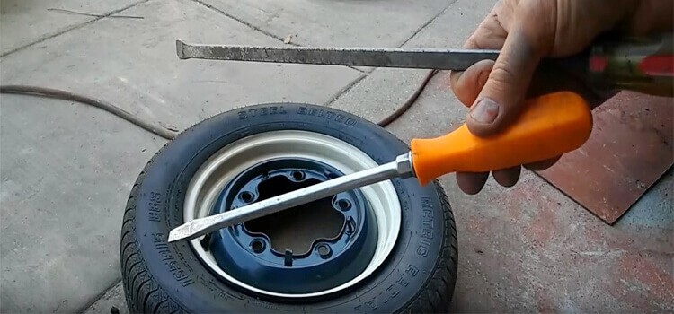 How to Take a Tire off a Rim at Home